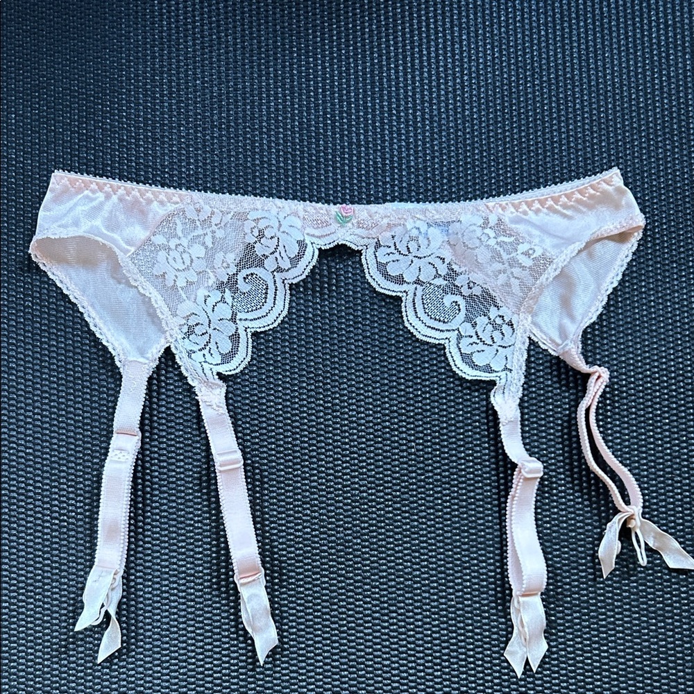 Vintage Maidenform Chantilly Lace Garter Belt in Soft Peach Small